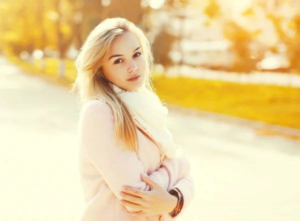 Portret van mooie jonge vrouw in zonnige herfstdag — Stockfoto