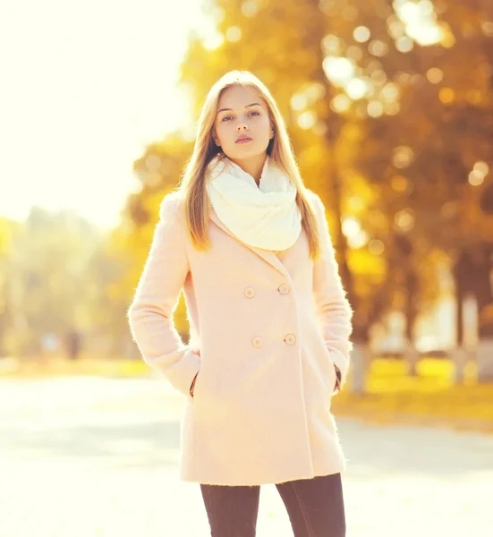 Portrait of beautiful young woman in sunny autumn park — Stock Photo, Image
