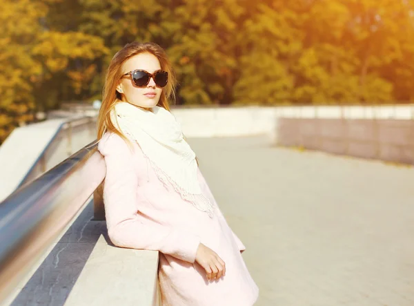 Retrato de mujer joven y bonita en cálido día soleado de otoño — Foto de Stock
