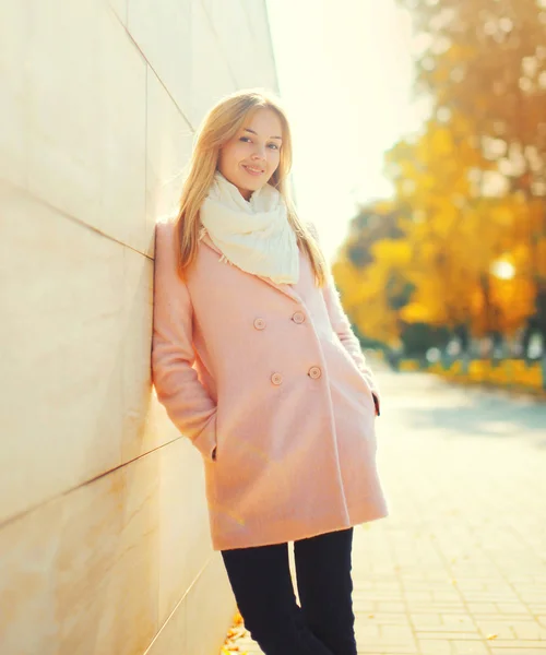 Portrait pretty young woman in sunny autumn day — Stock Photo, Image