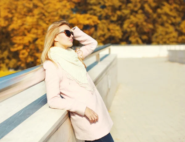 Portrait pretty young woman in warm sunny autumn day — Stock Photo, Image