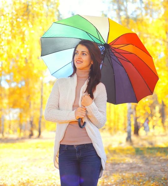 Feliz mujer sonriente con paraguas colorido en cálido y soleado otoño —  Fotos de Stock