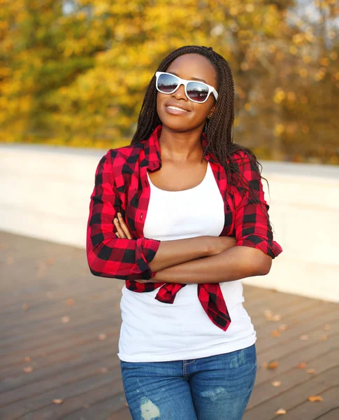 Porträt schöne lächelnde afrikanische Frau trägt eine Sonnenbrille, r — Stockfoto