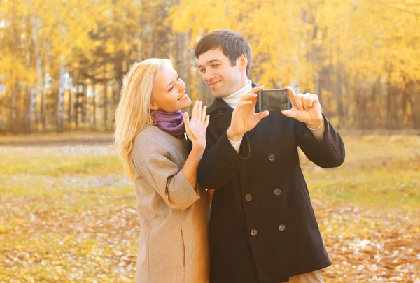 Feliz bastante sonriente joven pareja tomando foto autorretrato o —  Fotos de Stock