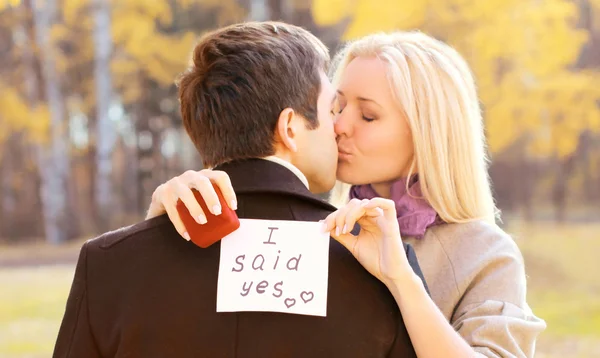 Liefde, relaties, betrokkenheid en bruiloft concept - man propos — Stockfoto