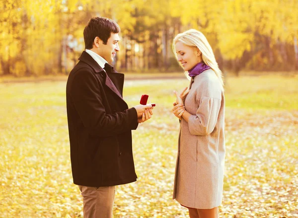 Amor, relaciones, compromiso y concepto de boda - proposiciones del hombre —  Fotos de Stock