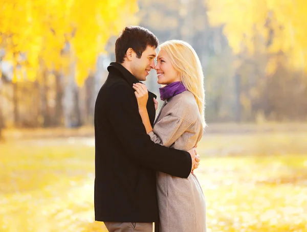 Retrato romántico sonriente pareja enamorada en el cálido día soleado sobre —  Fotos de Stock