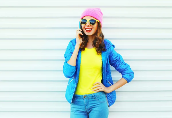 Colorfu akıllı telefon konuşurken mutlu serin gülümseyen kız moda — Stok fotoğraf