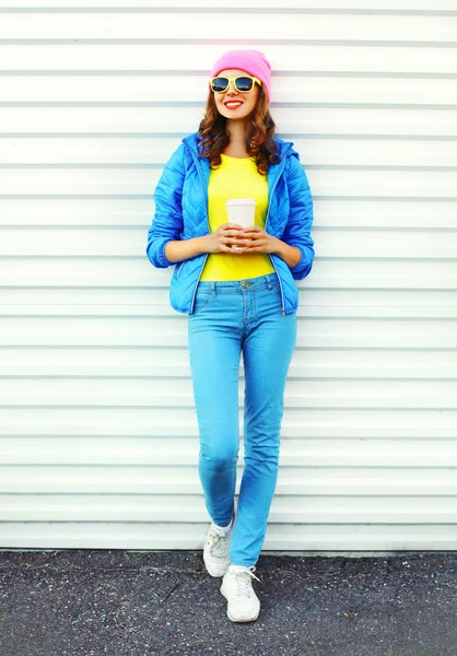 Moda mujer bonita con taza de café en ropa de colores sobre wh — Foto de Stock