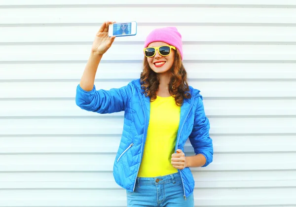 Moda chica sonriente fresco feliz en ropa colorida tomando pictu — Foto de Stock