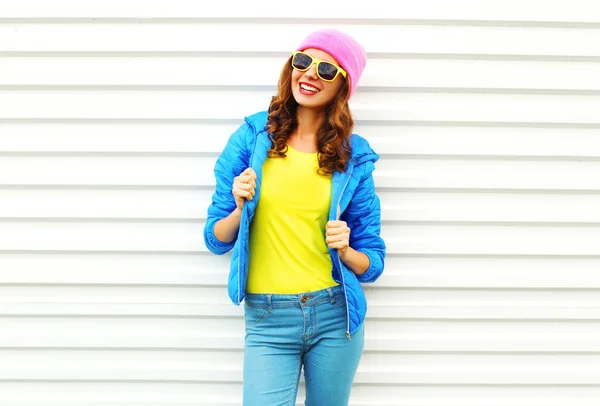 Moda bella donna sorridente modello in abiti colorati posa ov — Foto Stock