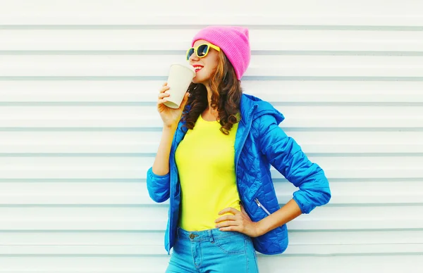 Μόδα όμορφη γυναίκα με φλιτζάνι καφέ με πολύχρωμα ρούχα πάνω wh — Φωτογραφία Αρχείου