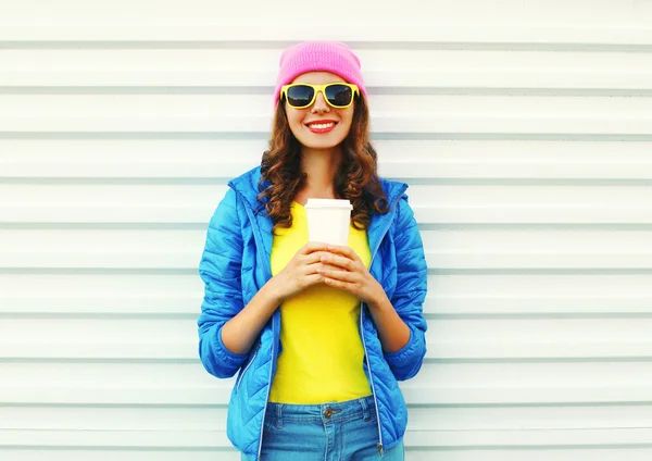 Moda bella donna sorridente con tazza di caffè in vestiti colorati — Foto Stock