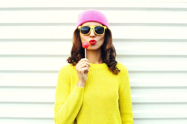 Retrato de moda menina muito legal com pirulito soprando lábios vermelhos — Fotografia de Stock