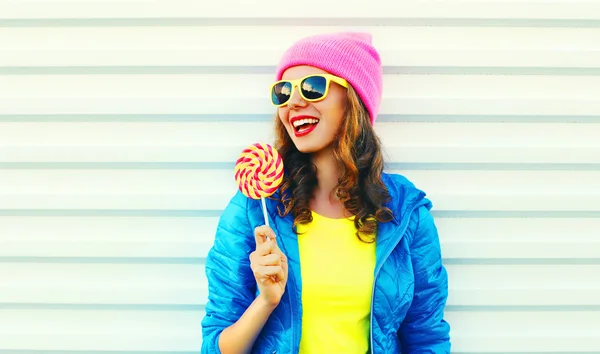 Portret mode frisjes lachende vrouw met lollipop in col — Stockfoto