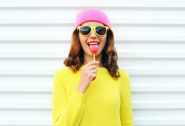 Retrato de moda chica bastante cool con piruleta en coágulo de colores —  Fotos de Stock