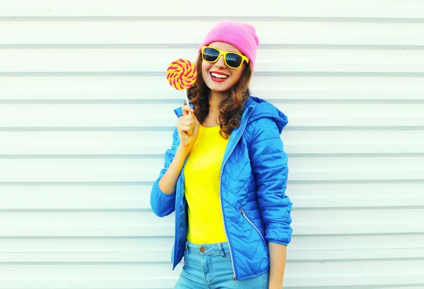 Portret mode vrij koel lachende vrouw met lollipop in colo — Stockfoto