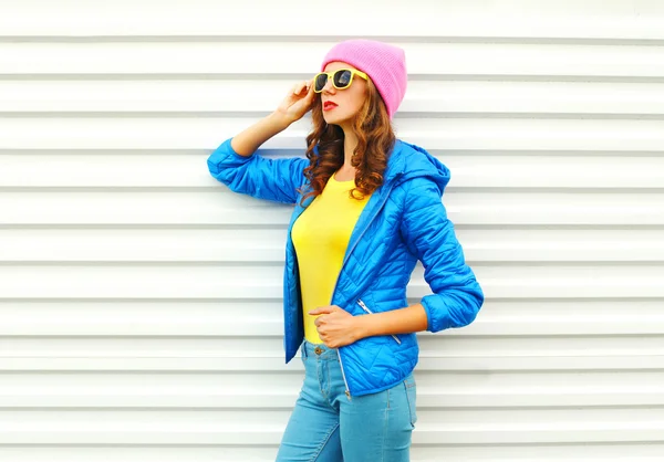 Portrait of fashion pretty woman model in colorful clothes posin — Stock Photo, Image