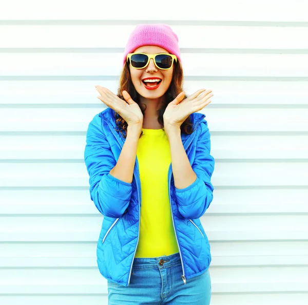 Moda muito legal chocado mulher em roupas coloridas se divertindo — Fotografia de Stock