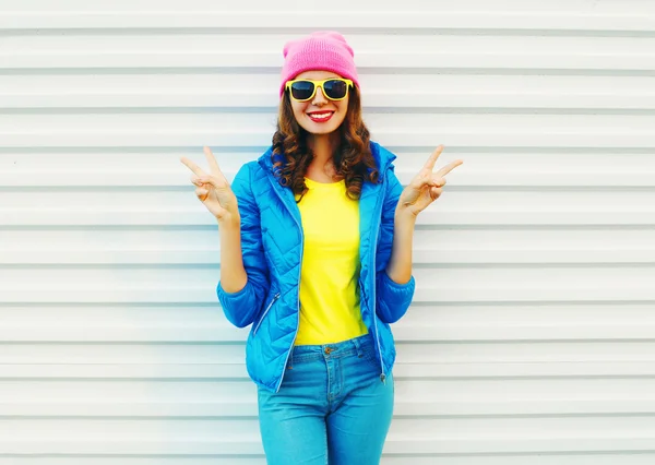 Moda muito legal sorrindo menina em roupas coloridas se divertindo — Fotografia de Stock