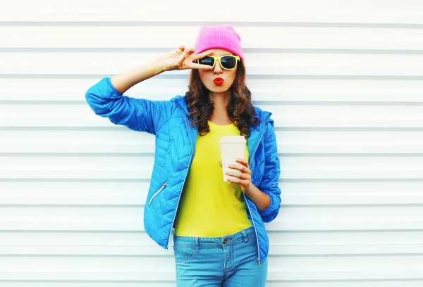 Модная симпатичная женщина с чашкой кофе в разноцветной одежде за час — стоковое фото