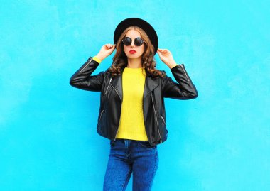 Colo üzerinde siyah rock tarzı giysiler Moda güzel genç kadın