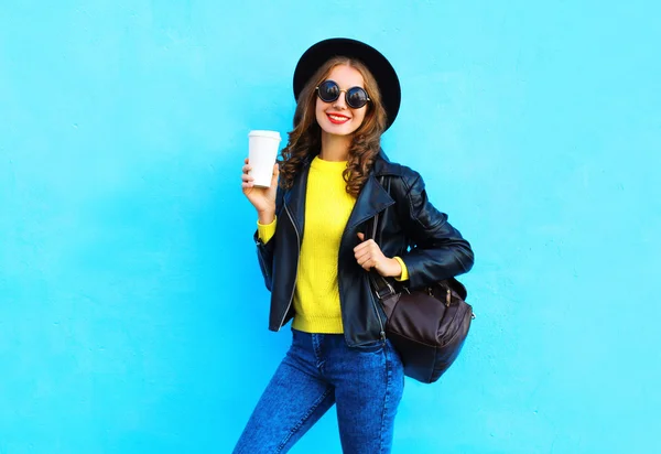 Moda mujer sonriente bastante despreocupada con taza de café con un — Foto de Stock