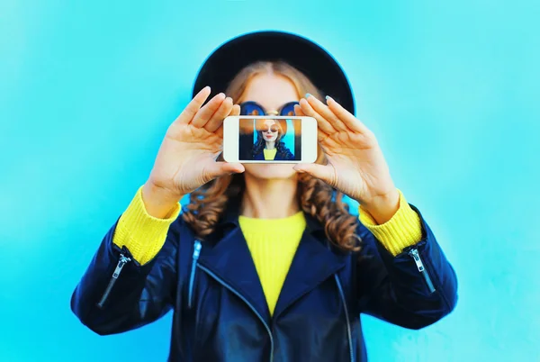 Moda mujer bonita tomando foto autorretrato en el teléfono inteligente ov — Foto de Stock