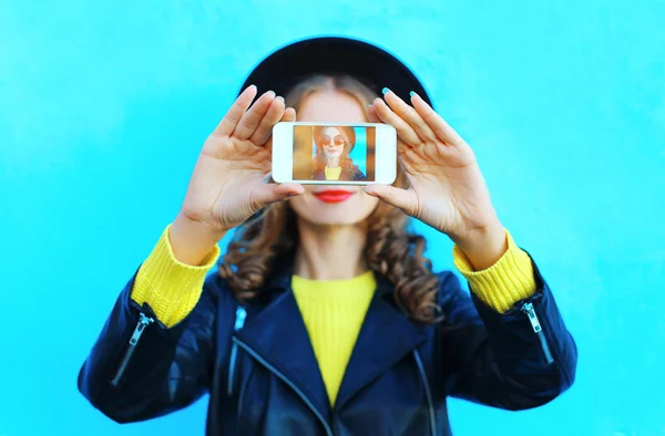 Moda mujer bonita tomando foto autorretrato en el teléfono inteligente ov — Foto de Stock