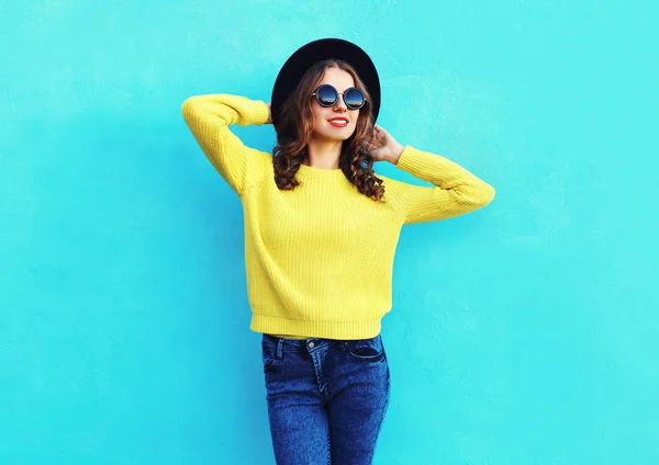 Moda mujer bonita con sombrero negro y sudor de punto amarillo — Foto de Stock