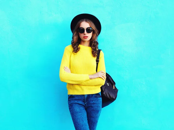 Mode söt kvinna klädd i svart hatt gul stickad tröja — Stockfoto