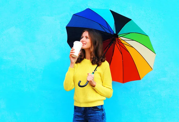 Felice bella donna sorridente con tazza di caffè e ombrello colorato — Foto Stock