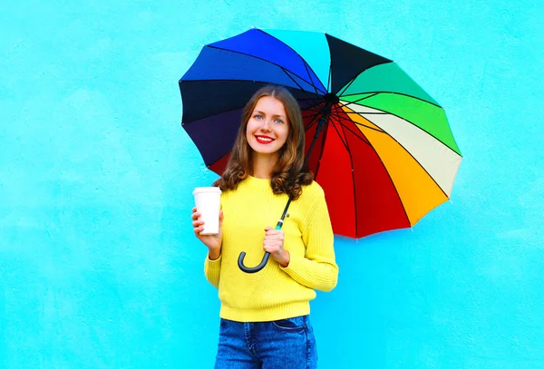 Felice bella sorridente giovane donna con tazza di caffè e colorato um — Foto Stock
