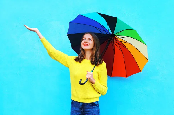 Счастливая красивая улыбающаяся молодая женщина с красочным зонтиком на осень — стоковое фото