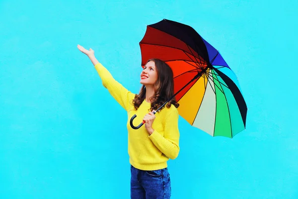 Feliz sorrindo jovem mulher segurando guarda-chuva colorido no outono da — Fotografia de Stock