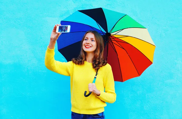 Feliz joven sonriente con paraguas colorido tomando el otoño p — Foto de Stock