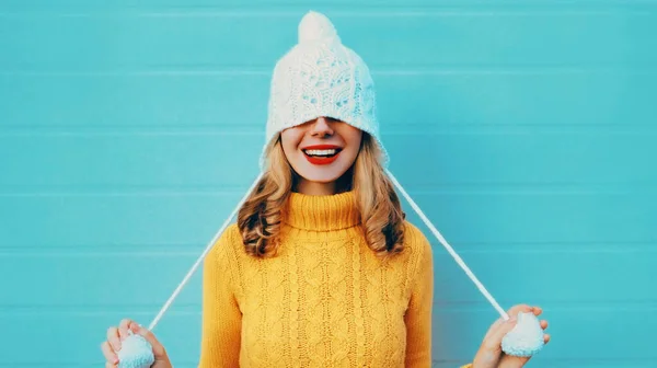 Зимний Портрет Веселой Женщины Надевает Шляпу Глаза Желтом Трикотажном Свитере — стоковое фото