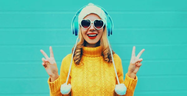 Retrato Invierno Joven Alegre Auriculares Inalámbricos Escuchando Música Con Suéter —  Fotos de Stock