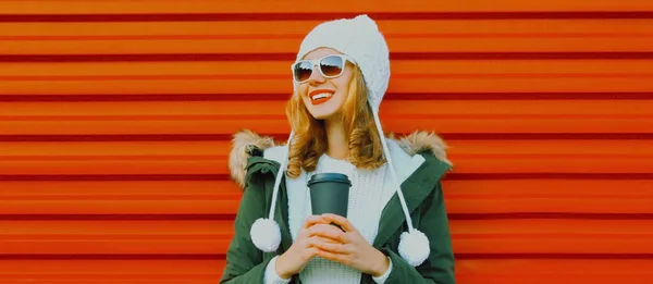 Zimowy Portret Uśmiechniętej Młodej Kobiety Filiżanką Kawy Białym Kapeluszu Pomponem — Zdjęcie stockowe
