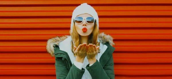 Retrato Inverno Jovem Soprando Lábios Vermelhos Enviando Beijo Doce Usando — Fotografia de Stock