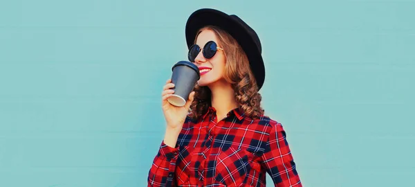 Retrato Jovem Com Xícara Café Vestindo Chapéu Redondo Preto Sobre — Fotografia de Stock