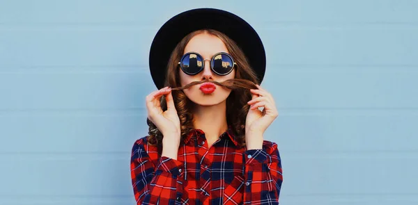 Retrato Cerca Mujer Divertida Mostrando Bigote Pelo Soplando Labios Rojos — Foto de Stock