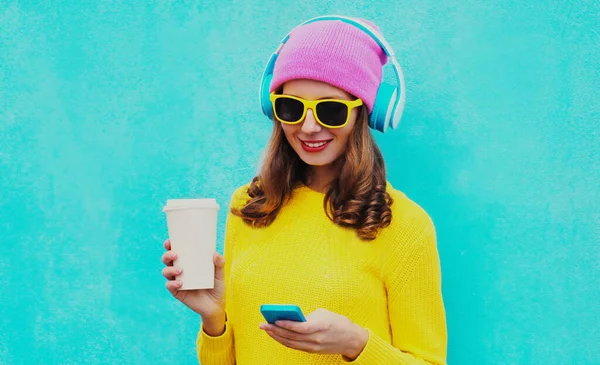 Retrato Jovem Mulher Moderna Fones Ouvido Sem Fio Ouvindo Música — Fotografia de Stock