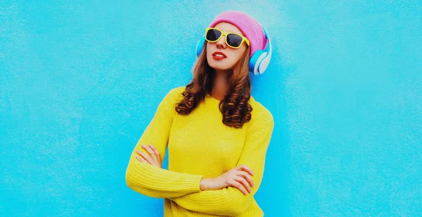 Retrato Jovem Mulher Moderna Fones Ouvido Sem Fio Ouvindo Música — Fotografia de Stock