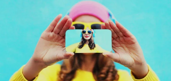 Primer Plano Mujer Colorida Estirando Sus Manos Tomando Foto Selfie — Foto de Stock
