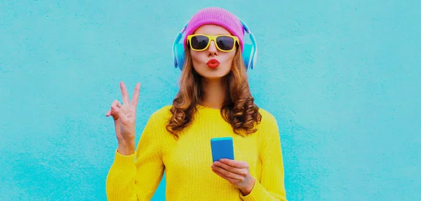 Портрет Современной Молодой Женщины Беспроводных Наушниках Слушающей Музыку Телефоном Желтом — стоковое фото