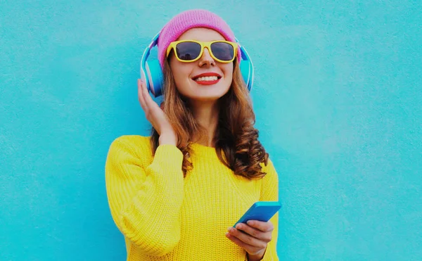 Портрет Современной Молодой Женщины Беспроводных Наушниках Слушающей Музыку Телефоном Желтом — стоковое фото