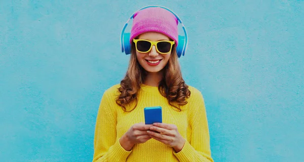 Portret Van Een Moderne Jonge Vrouw Een Draadloze Hoofdtelefoon Die — Stockfoto