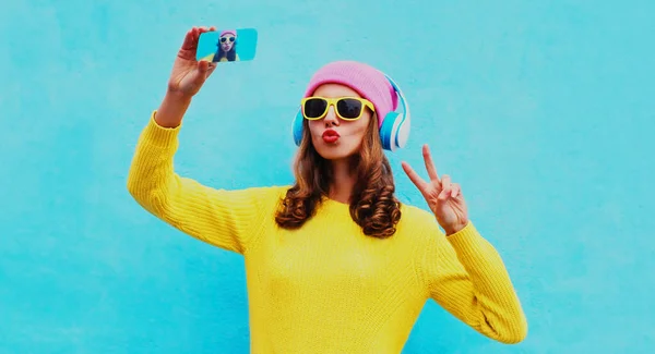 Retrato Jovem Mulher Moderna Fones Ouvido Sem Fio Ouvindo Música — Fotografia de Stock