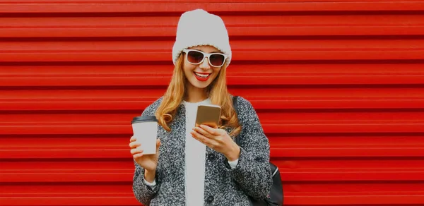 Portret Van Jonge Moderne Vrouw Met Telefoon Koffie Rode Achtergrond — Stockfoto